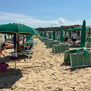 134 We hadden strandstoelen gehuurd op de voorste lijn